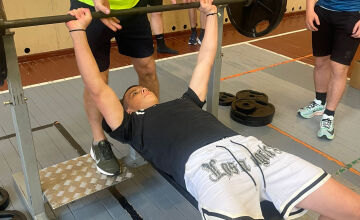 Sacensības svara stieņa spiešanā guļus Jēkabpilī