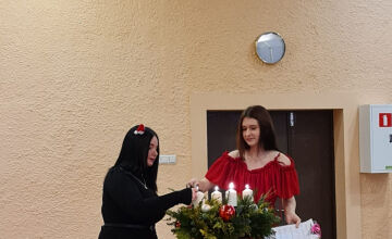 Adventes svecīšu iedegšana