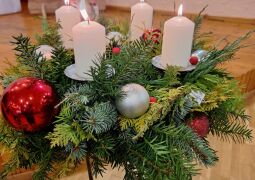 Adventes svecīšu iedegšana