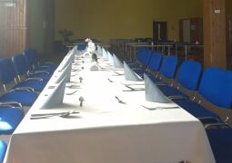 V2 grupas meitenes apkalpo viesus skolas ēdnīcā